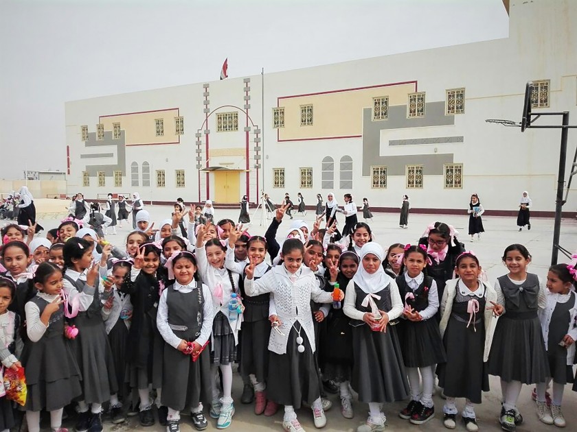 Gruppo di bambine nel cortile della scuola