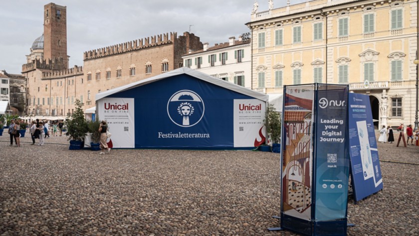 Allestimento in piazza a Mantova per Festivaletteratura 2024