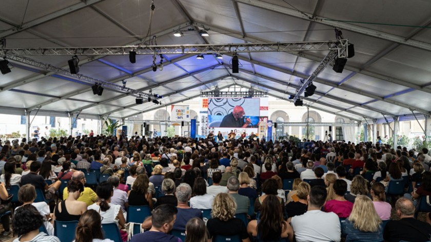 Il pubblico in ascolto durante l'evento Dare Forma al Festivaletteratura di Mantova 2024.