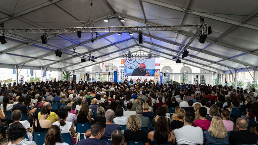 Il pubblico in ascolto durante l'evento Dare Forma al Festivaletteratura di Mantova 2024.