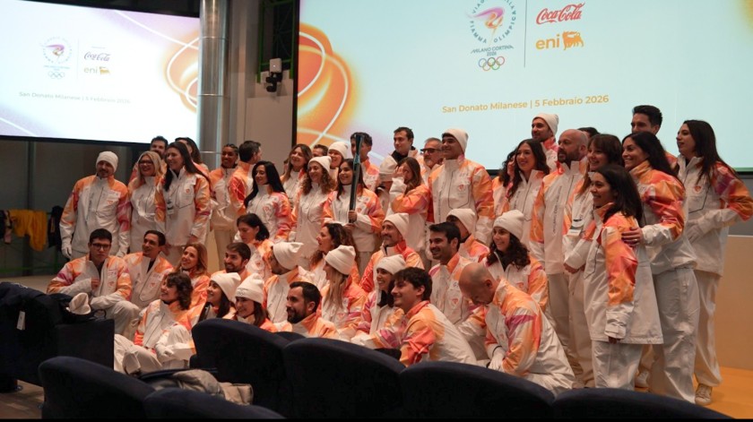 I tedofori di Milano posano per le foto di gruppo.  