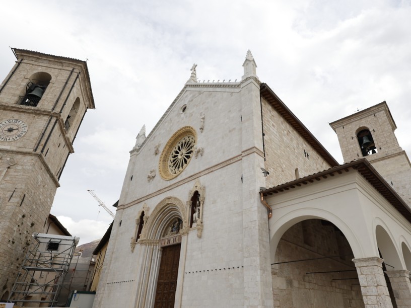 La facciata della Basilica di San Benedetto si staglia verso il cielo