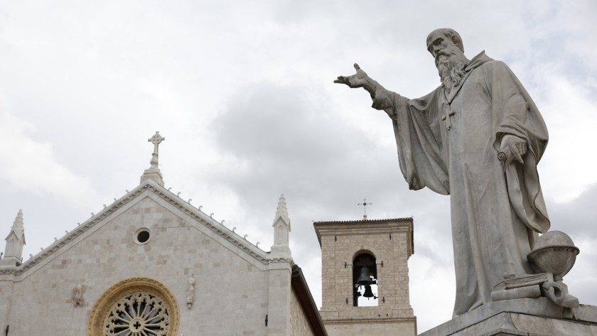 The facade of the Basilica and, on the right, the statue of San Benedetto da Norcia