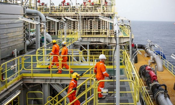 Nave  che lavora il gas con operai a bordo