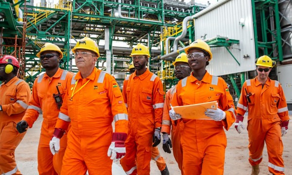 Operai dell'impianto del Ghana di terra