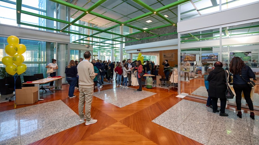 Persone entrano all'evento dentro il palazzo di Eni Milano