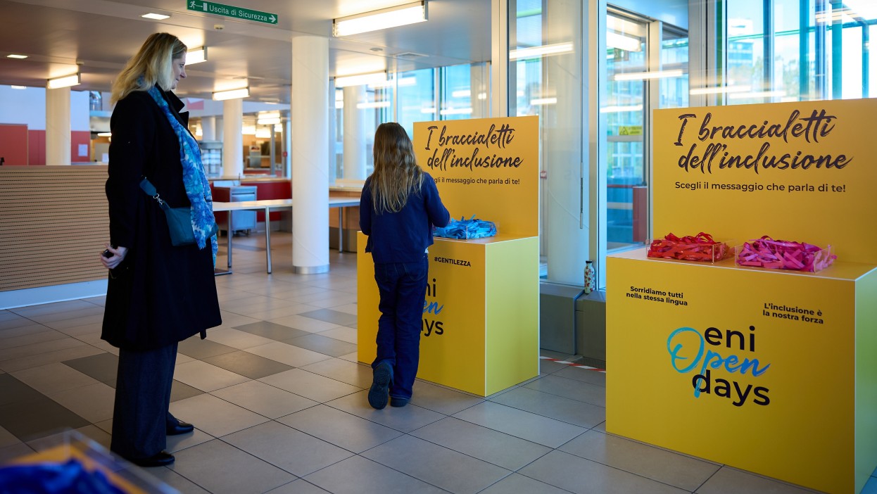 Mamma e bambina all'evento Open Days Eni