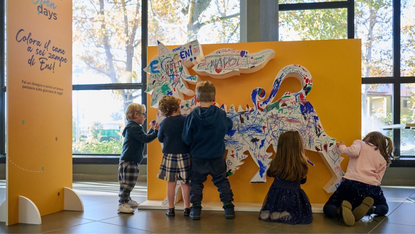 Bambini disegnano sopra il logo di Eni