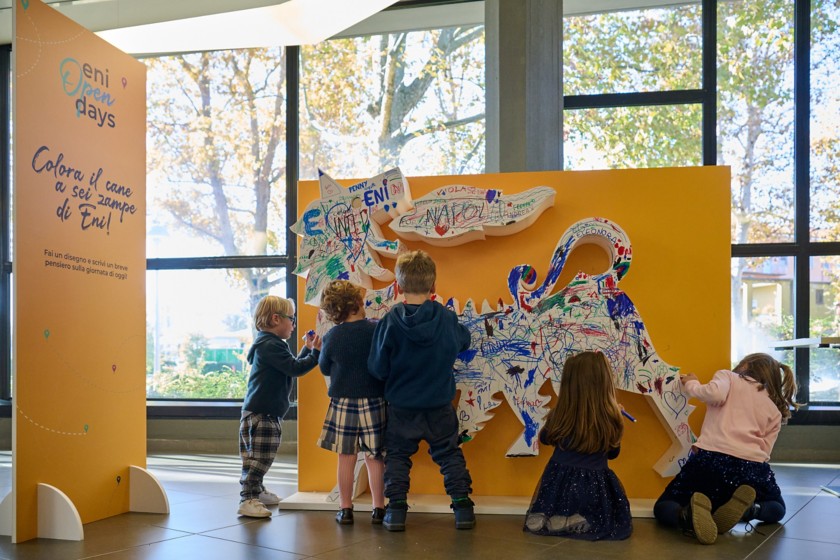 Bambini disegnano sopra il logo di Eni