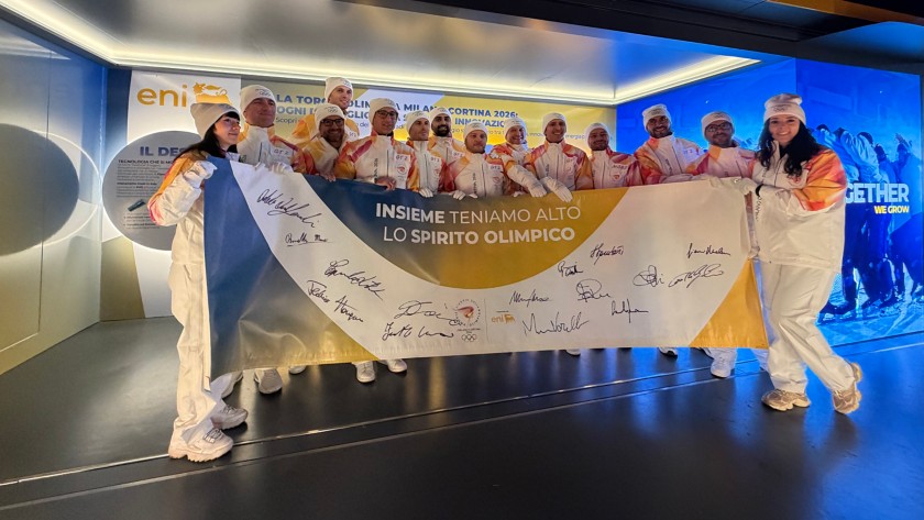 I tedofori posano insieme nella tappa di Viggiano davanti allo stand Eni.