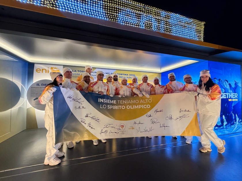I tedofori posano insieme nella tappa di Viggiano davanti allo stand Eni.