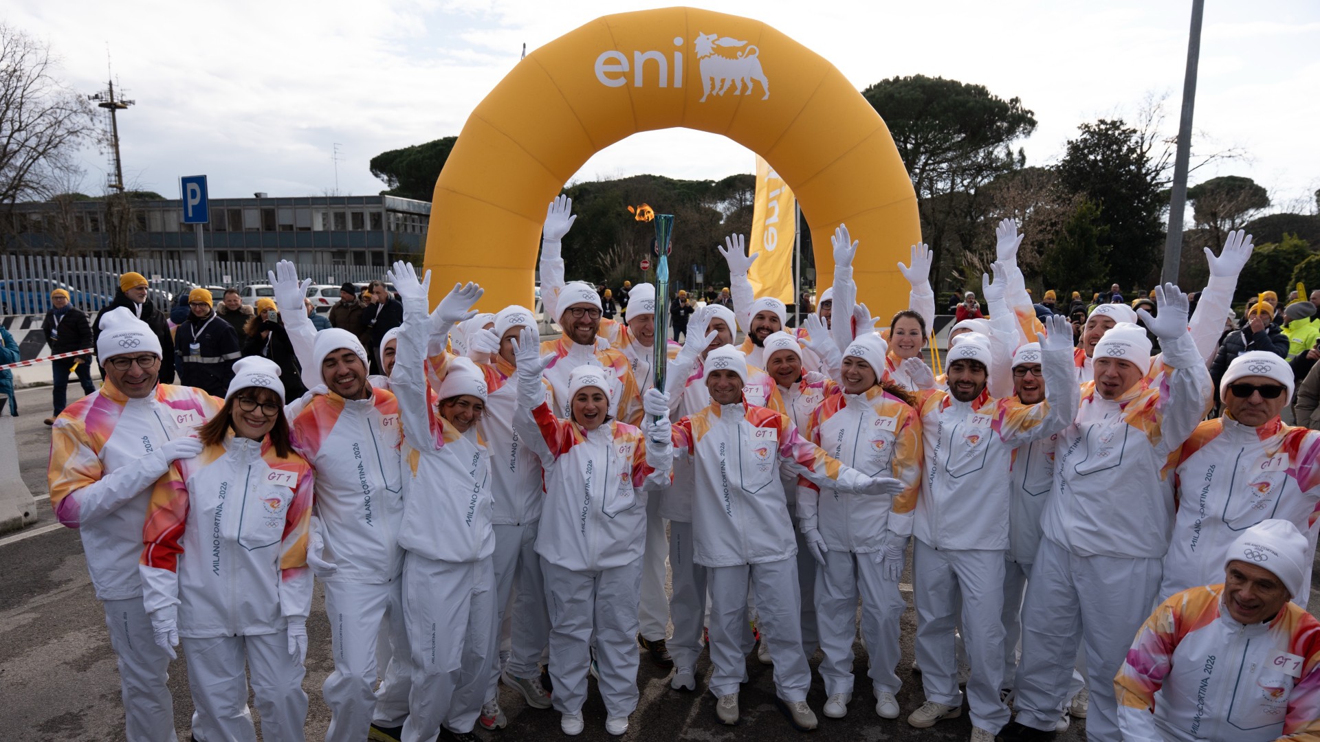 I tedofori posano con la Torcia Olimpica nella tappa di Ravenna, davanti allo stand Eni.