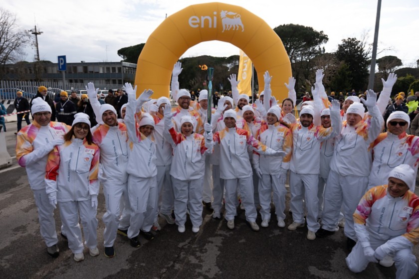 I tedofori posano con la Torcia Olimpica nella tappa di Ravenna, davanti allo stand Eni.