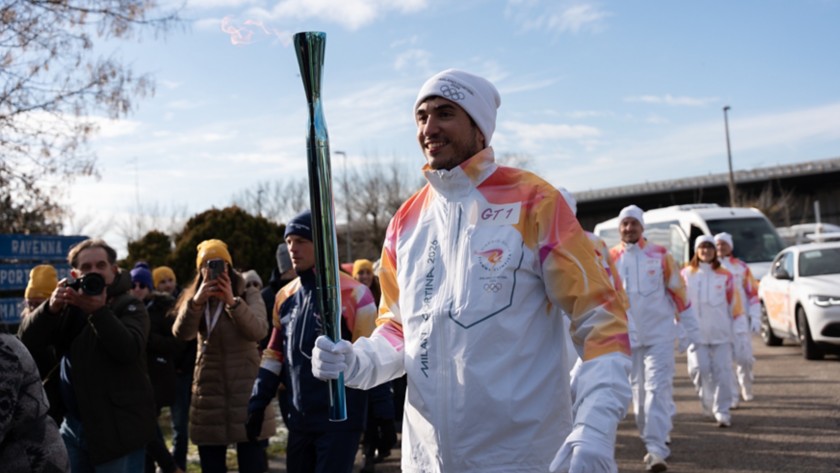 Tedoforo accompagna la Torcia Olimpica nella tappa di Ravenna.