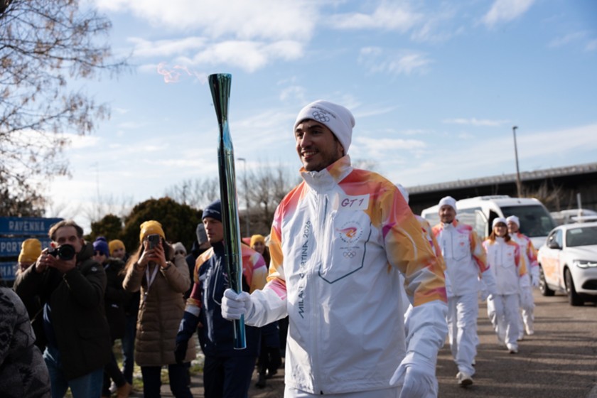 Tedoforo accompagna la Torcia Olimpica nella tappa di Ravenna.
