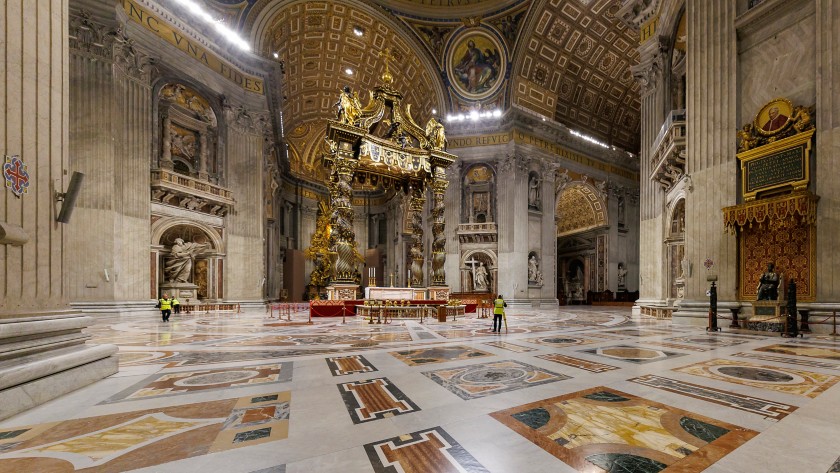 Navata centrale Basilica di San Pietro, tecnici effettuano rilievi