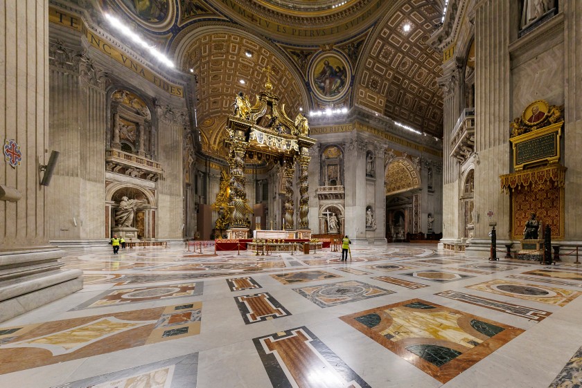 Navata centrale Basilica di San Pietro, tecnici effettuano rilievi