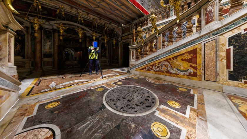 Tecnico esegue scansione laser all’interno della Basilica 
