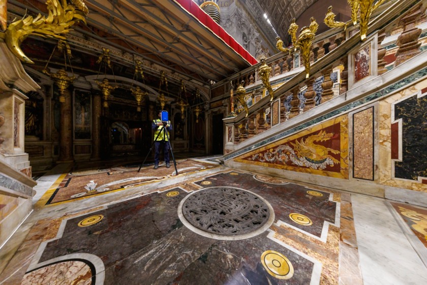 Tecnico esegue scansione laser all’interno della Basilica 
