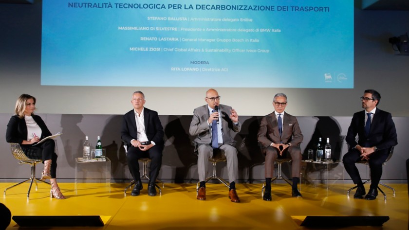 Cinque relatori partecipano a un panel sul palco del Tour d'Europe