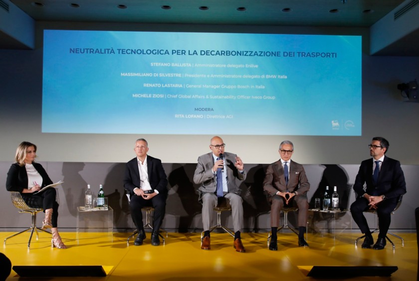 Cinque relatori partecipano a un panel sul palco del Tour d'Europe