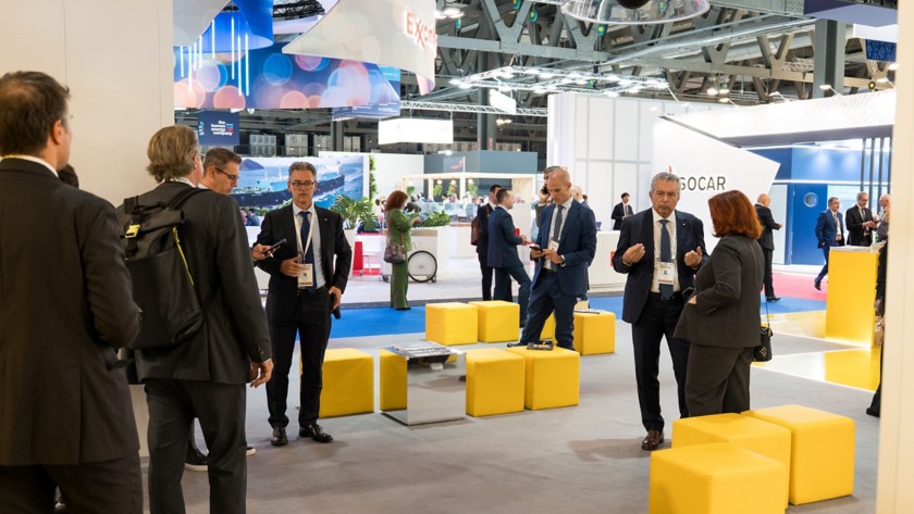 Visitatori e operatori in piedi presso lo stand dell’azienda durante l’evento