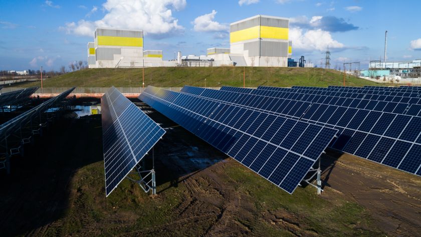 Visuale pannelli solari e centro Green data center