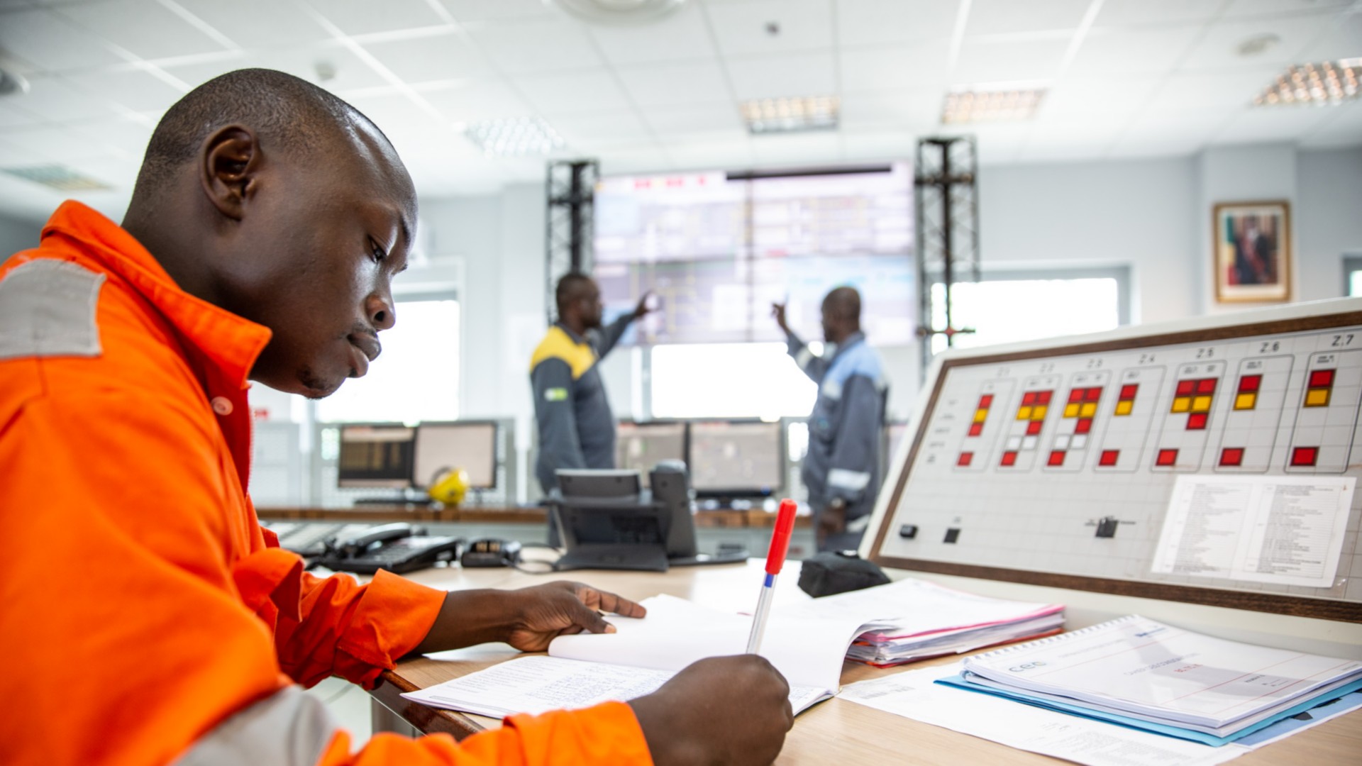 ingegnere congolese scrive all’interno della sala di controllo dell’impianto