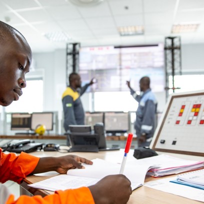 ingegnere congolese scrive all’interno della sala di controllo dell’impianto