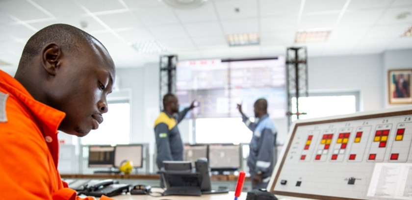 Ingegnere congolese scrive all’interno della sala di controllo dell’impianto