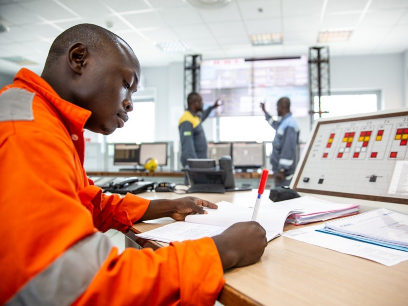 Ingegnere congolese scrive all’interno della sala di controllo dell’impianto