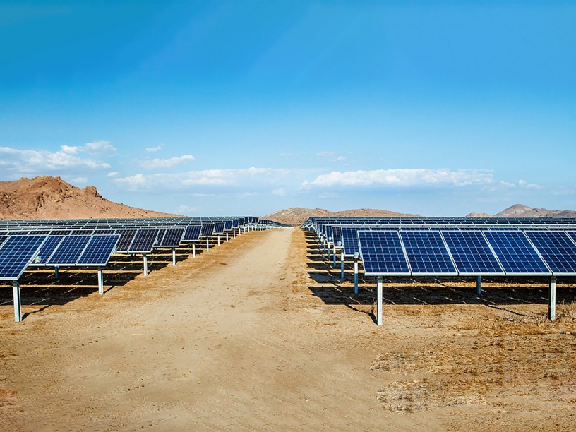 Distese di pannelli solari nel deserto tunisino