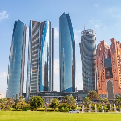 Skyline contemporaneo di Abu Dhabi con torri di vetro e architettura moderna