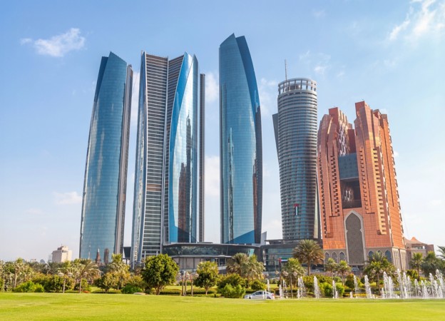 Skyline contemporaneo di Abu Dhabi con torri di vetro e architettura moderna