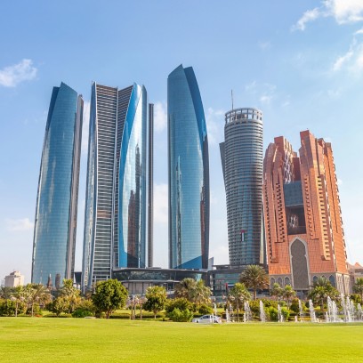 Skyline contemporaneo di Abu Dhabi con torri di vetro e architettura moderna