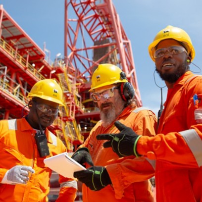 Operai a bordo della nave parlano tra di loro dei lavori da fare