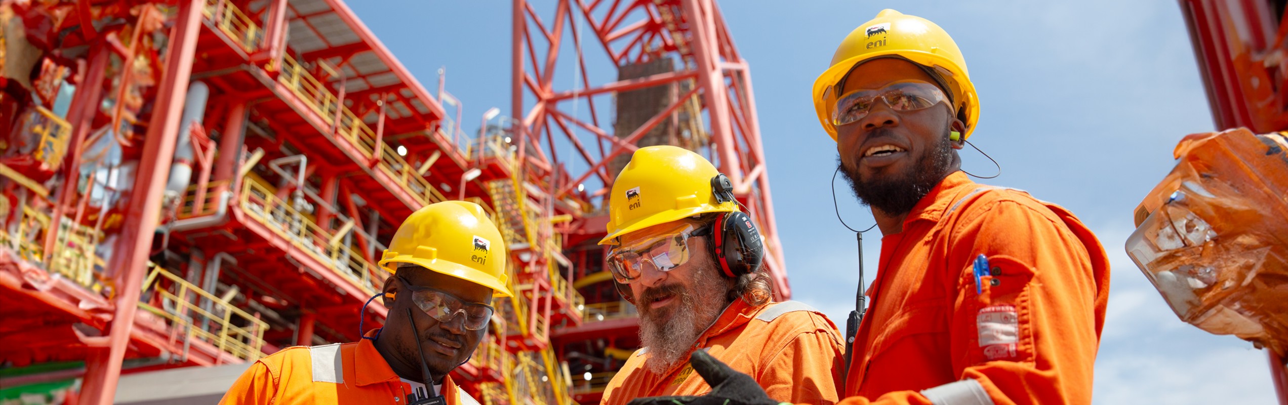 Operai a bordo della nave parlano tra di loro dei lavori da fare