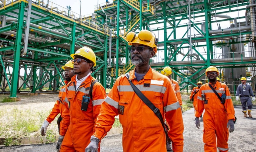 Team di lavoro congolese cammina all’interno dell’impianto