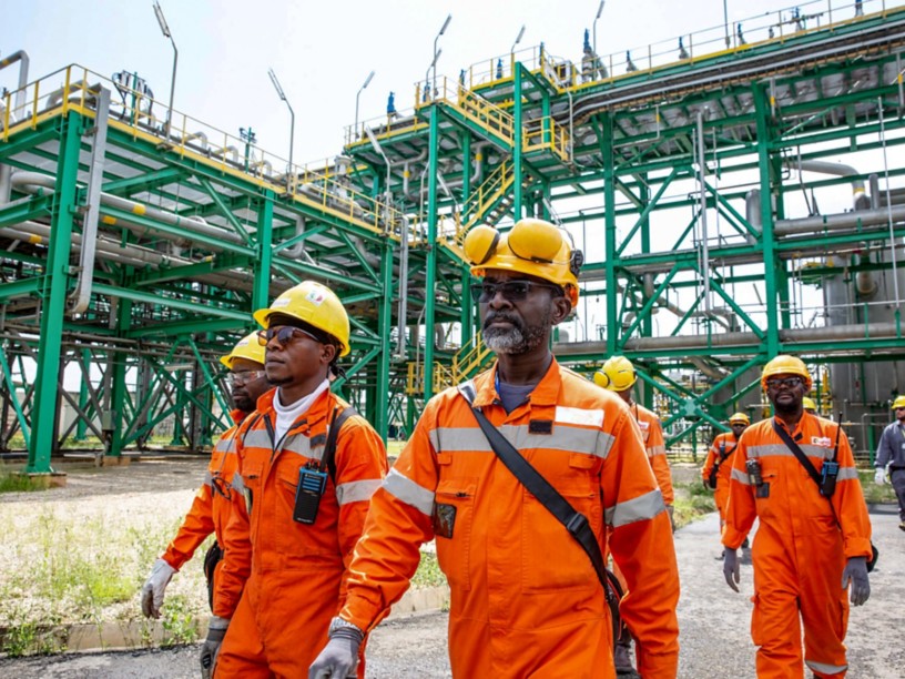 Team di lavoro congolese cammina all’interno dell’impianto