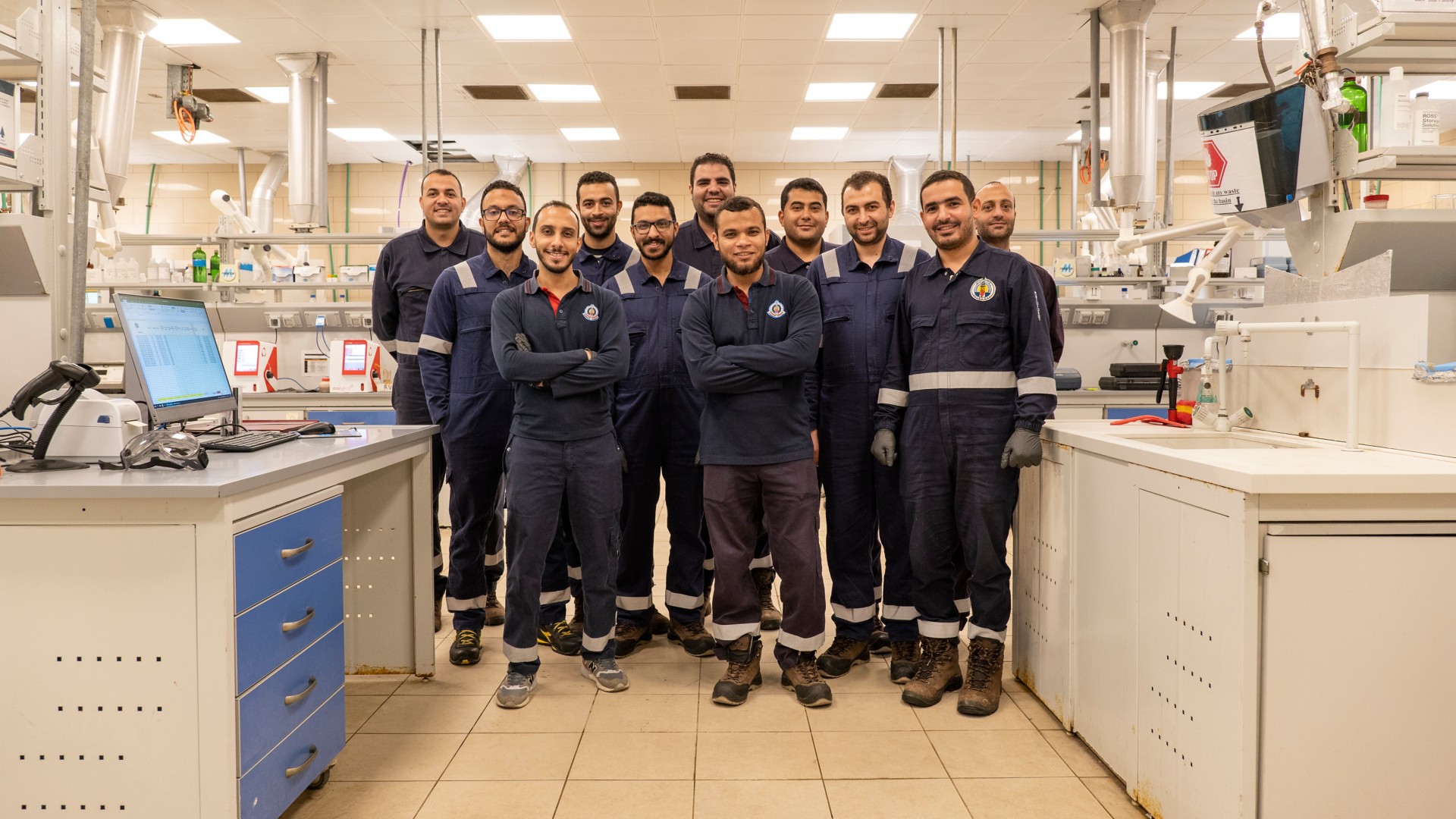 Gruppo di persone in laboratorio