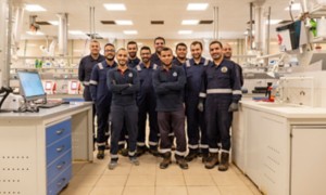 Gruppo di persone in laboratorio