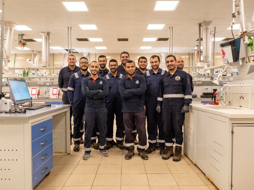 Gruppo di persone in laboratorio