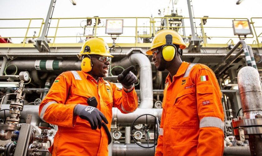 Due operai africani che si parlano a bordo della nave