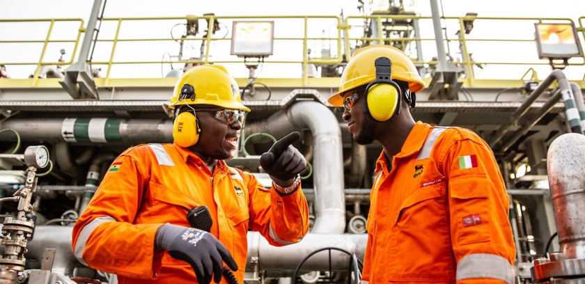 Due operai africani che si parlano a bordo della nave