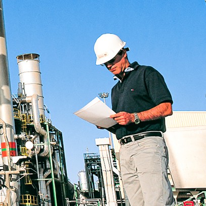 Operatore all’interno dell’impianto di gas di Mellitah
