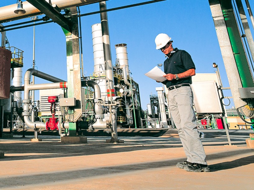 Operaio all’interno dell’impianto di gas