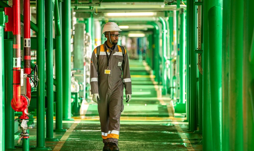 Tecnico mozambicano all'interno di un impianto