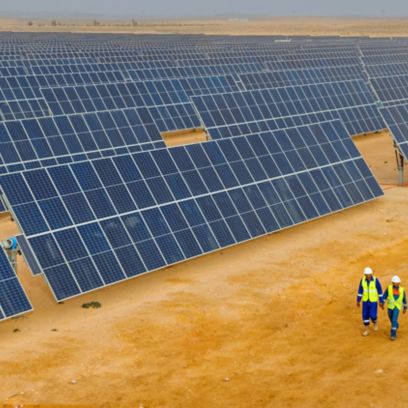 Operai che camminano nell’impianto di pannelli solari nel deserto tunisino