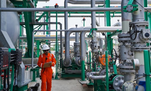 Operaio controlla cammina nell'impianto di gas 