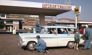 Cars and people at an Eni gas station in the 1950s